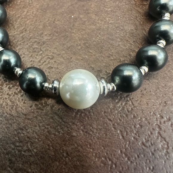Handmade High Quality Of Organic Black and White Pearls Bracelet. - Picture 4 of 6